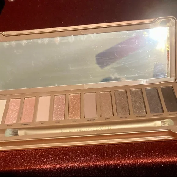 Urban Decay Gold Eyeshadow Palette - Picture 2 of 2